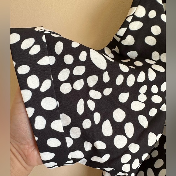 NWT - Black & White Polka Dots V Neck Lightweight Short Sleeve Blouse - Medium - Picture 4 of 8